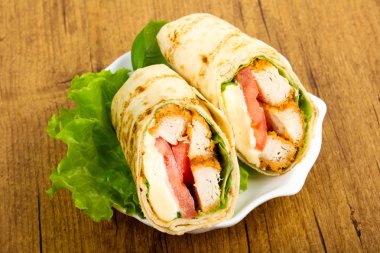 Tavuk ekmek rulo salata yaprakları ile