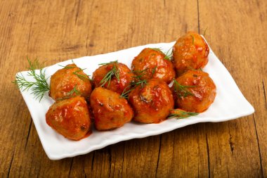 Dereotu, domates soslu köfte servis