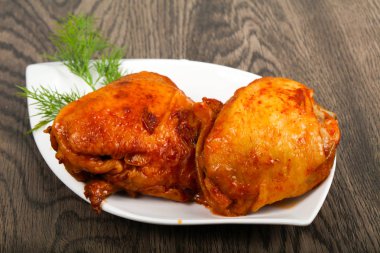 Domates soslu kızarmış tavuk uyluk