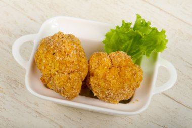 Ahşap arka plan üzerinde diyet gevrek karnabahar