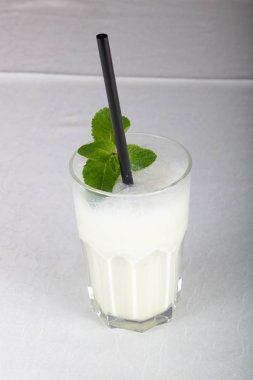 Süt ile nane kokteyli