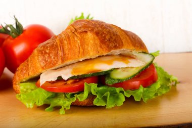 Kruvasan tavuk ve domates ile