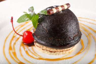 Kirazlı ve naneli çikolatalı pasta.