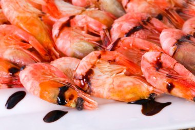 Haşlanmış karides sos ve limon ile