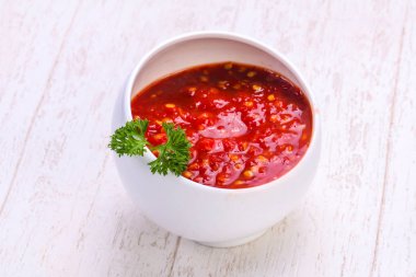 Kabın içinde baharatlı biber sosu