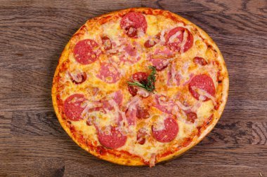 Pizza jambon peynir ve sosis 