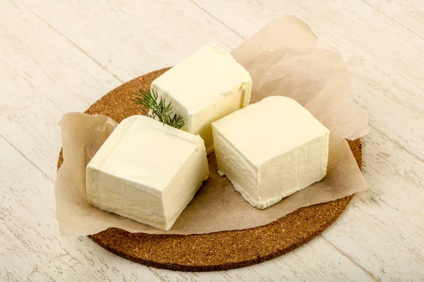 Queso Feta Con Eneldo Sobre Fondo Madera — Foto de Stock