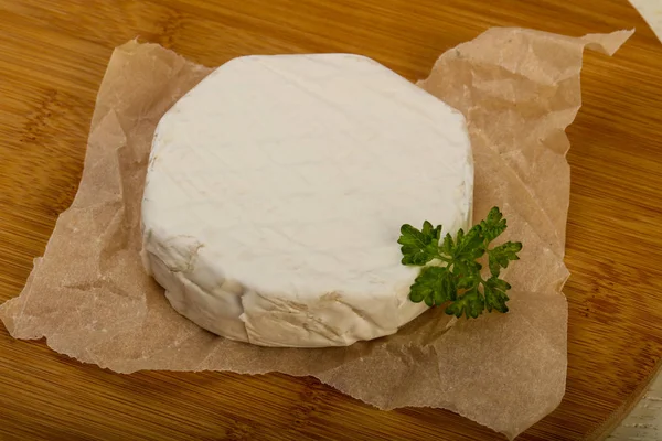 Sýr Camembert Petrželkou Dřevěné Pozadí — Stock fotografie