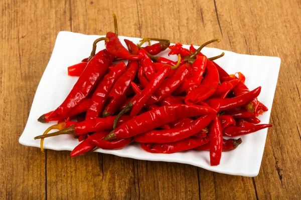 Inlagd Chili Paprika Över Trä Bakgrund — Stockfoto