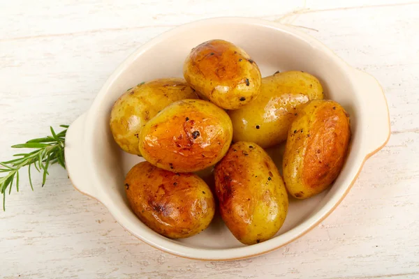 Junge Ofenkartoffeln Mit Rosmarin — Stockfoto