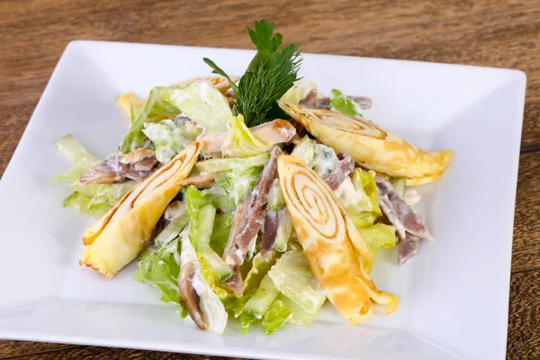 Panqueque Con Hojas Ternera Ensalada —  Fotos de Stock