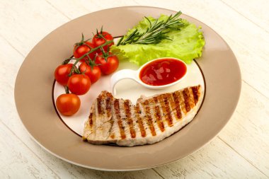 Izgara bağlantı noktası biftek domates ketçap ve biberiye