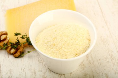 Parmesan rendelenmiş peynir yığın ceviz ve kekik ile
