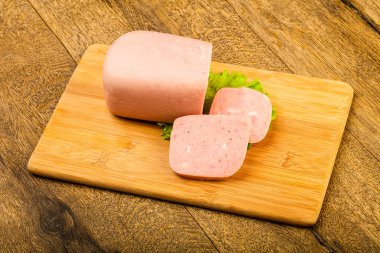 Jambon sosis salata üzerinde yemek için hazır bırakır