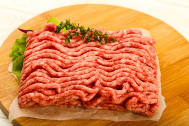 Çiğ kıyma et kekik ve acı biber ile