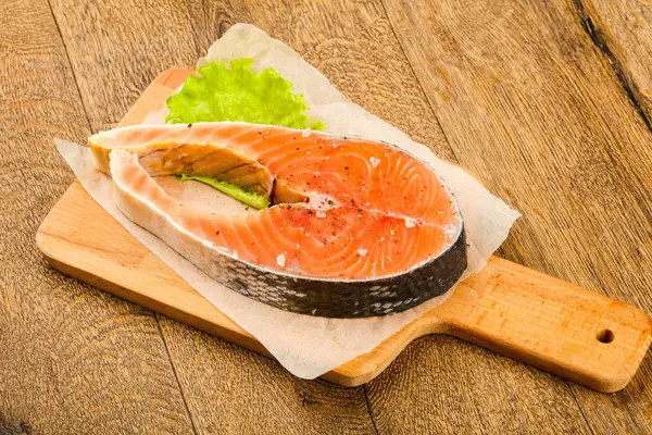 Salmon Mentah Dengan Garam Dan Merica Siap Untuk Dimasak — Stok Foto