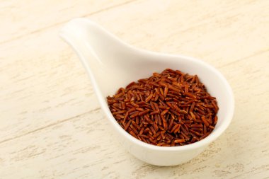 Kase ahşap arka plan üzerinde ham kahverengi pirinç