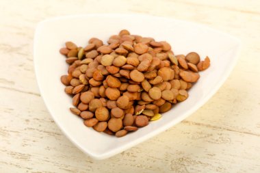 Yemek pişirmek için hazır kapta çiğ mercimek