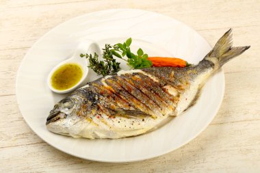 Izgara dorado balık sosu, kekik ve fesleğen ile