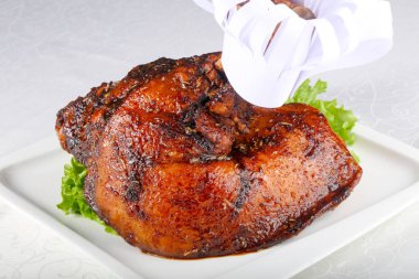 Beyaz arka plan üzerinde pişmiş domuz bacak