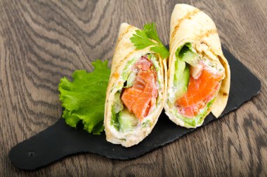 Somon ekmek rulo peynir ile