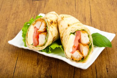 Tavuk ekmek rulo salata yaprakları ile