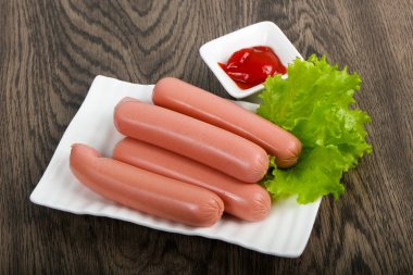 Salata ve ketçap ile sosis haşlama