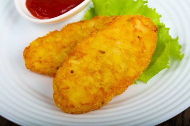 Beyaz tabak arka plan üzerinde patates pancakes