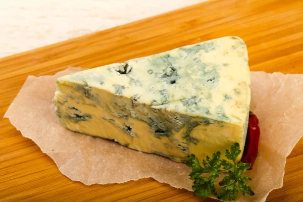 Formaggio Blu Con Prezzemolo Sopra Fondo Legno — Foto Stock