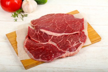 Ham sığır eti biftek yemek için hazır