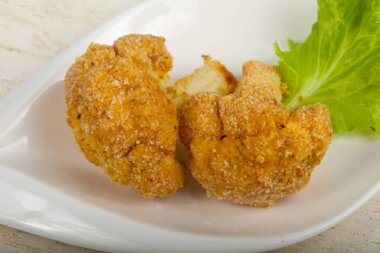 Beyaz masa üzerinde diyet gevrek karnabahar