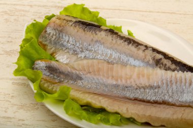 Ringa balığı filetosu salata üzerine bırakır - hazır yemek için