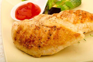 Salata yaprakları ile kavrulmuş tavuk göğsü