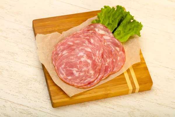 Wurst Scheiben Mit Salatblättern — Stockfoto