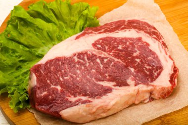 Pirzola pişmeye hazır.