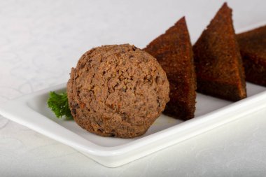 Ekmek ve salatalık turşusu ile karaciğer yaymak