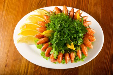 Karides kokteyl limon ve maydanoz servis