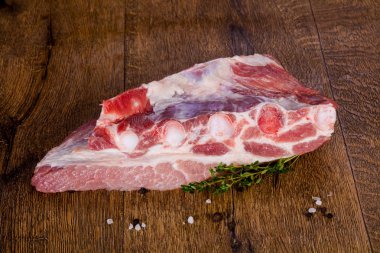 Ahşap zemin üzerinde çiğ domuz eti