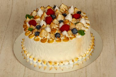 Düğün pastası çilek ve krema ile