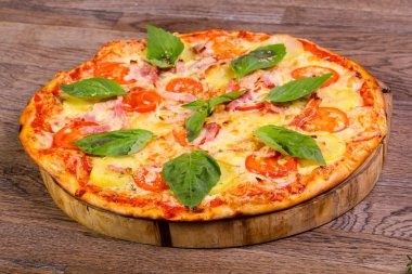 Fesleğen Pizza jambon ve patates ile hizmet