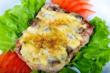 Domuz biftek mantar ve peynir domates hizmet