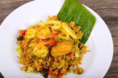 Deniz ürünleri - karides, midye, mürekkep balığı kızarmış pilav