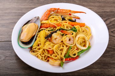 Deniz mahsulleri spagetti midye, yengeç ve karides