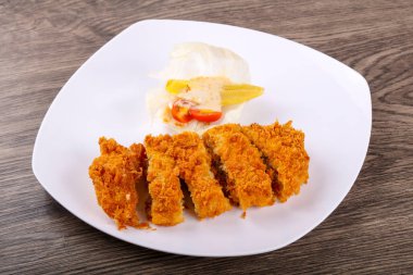 Peynir ve salata yaprakları ile gevrek domuz eti