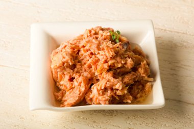 Kekik şube ve yağ ile konserve ton balığı filetosu