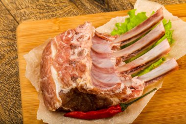 Ham kuzu kaburga ile biber yemek pişirmek için hazır