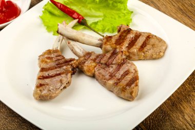 Salata yaprakları servis domates soslu kuzu ızgara