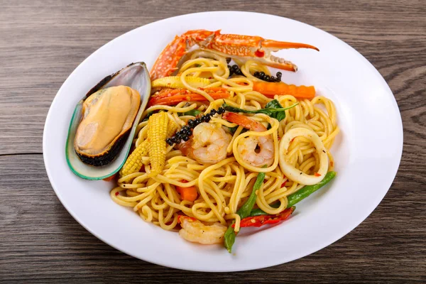 Espaguetis Mariscos Con Mejillones Cangrejos Camarones —  Fotos de Stock