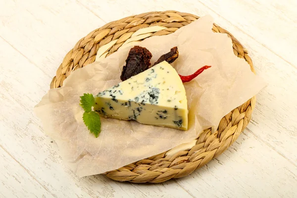 蓝纹奶酪薄荷在木制的背景 — 图库照片