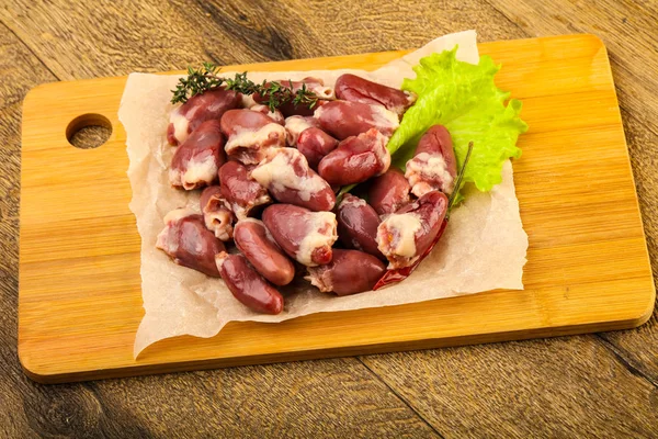 Cuori Pollo Crudo Mucchio Con Ramo Timo — Foto Stock